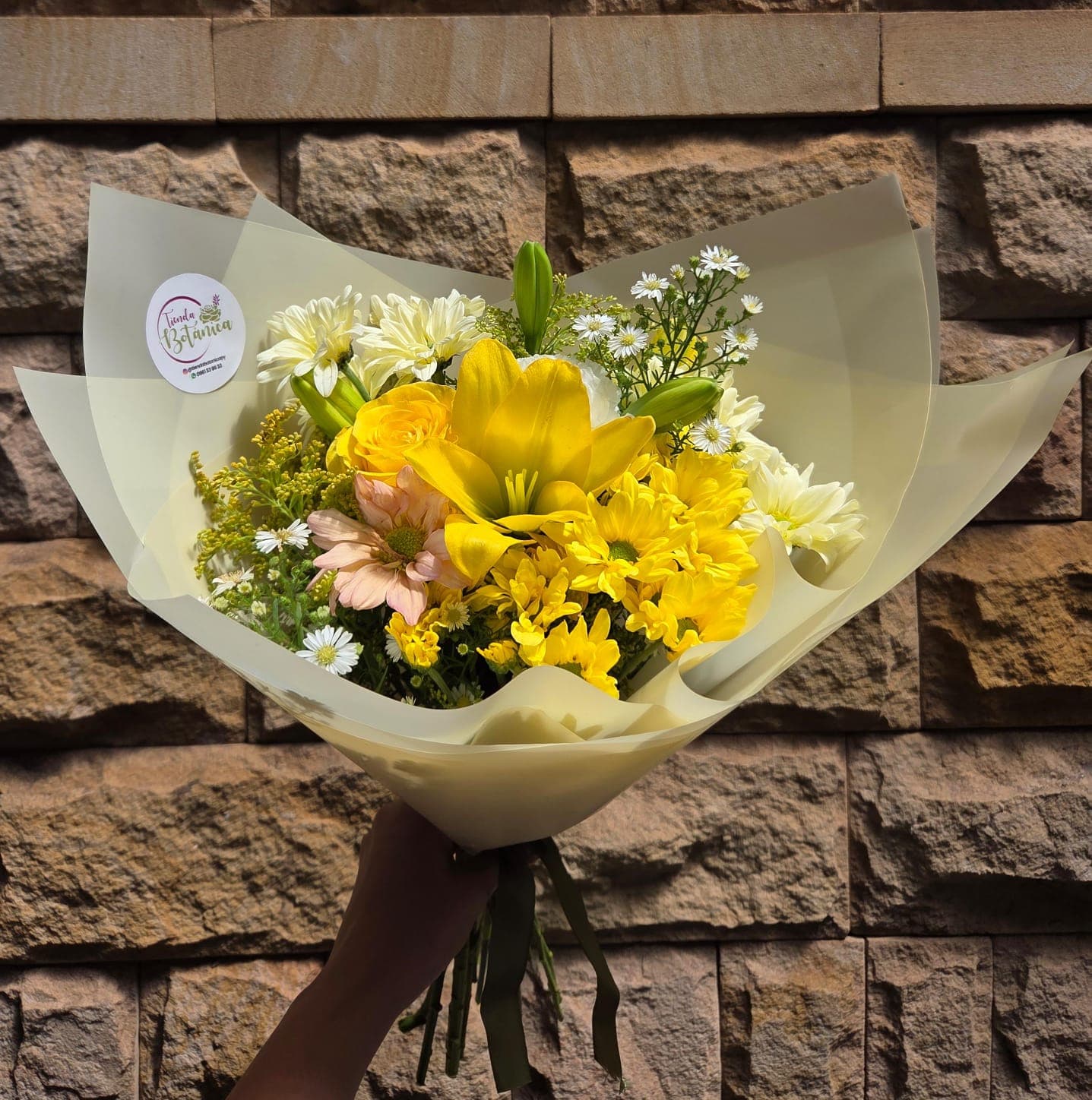 Ramo con lirio amarillo y mix de flores